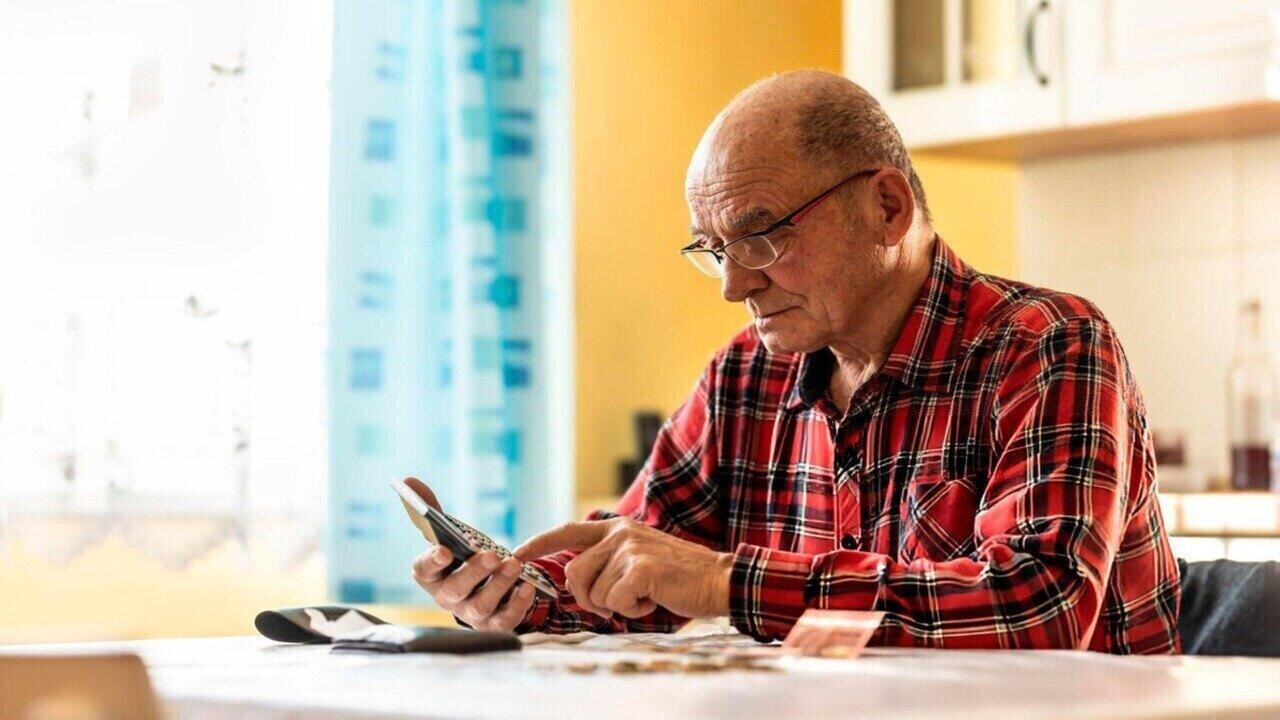 Сколько белорусов получают вторую пенсию – рассказали в Минфине