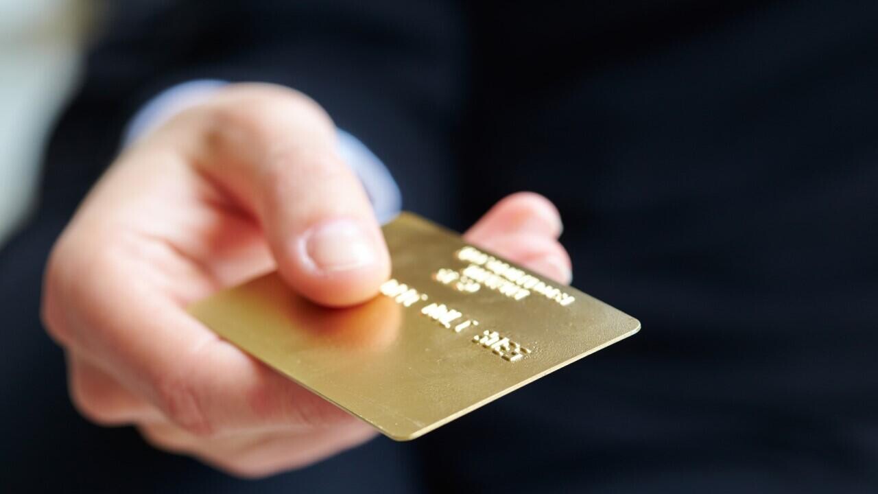 Минчанин забыл карту в магазине, а с нее списали более 320 рублей