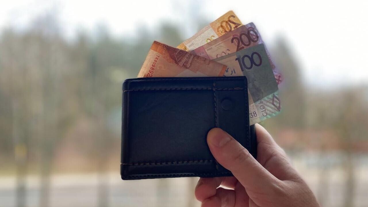 Средняя зарплата в Беларуси – 3136 рублей. А в какой сфере платят 8653?