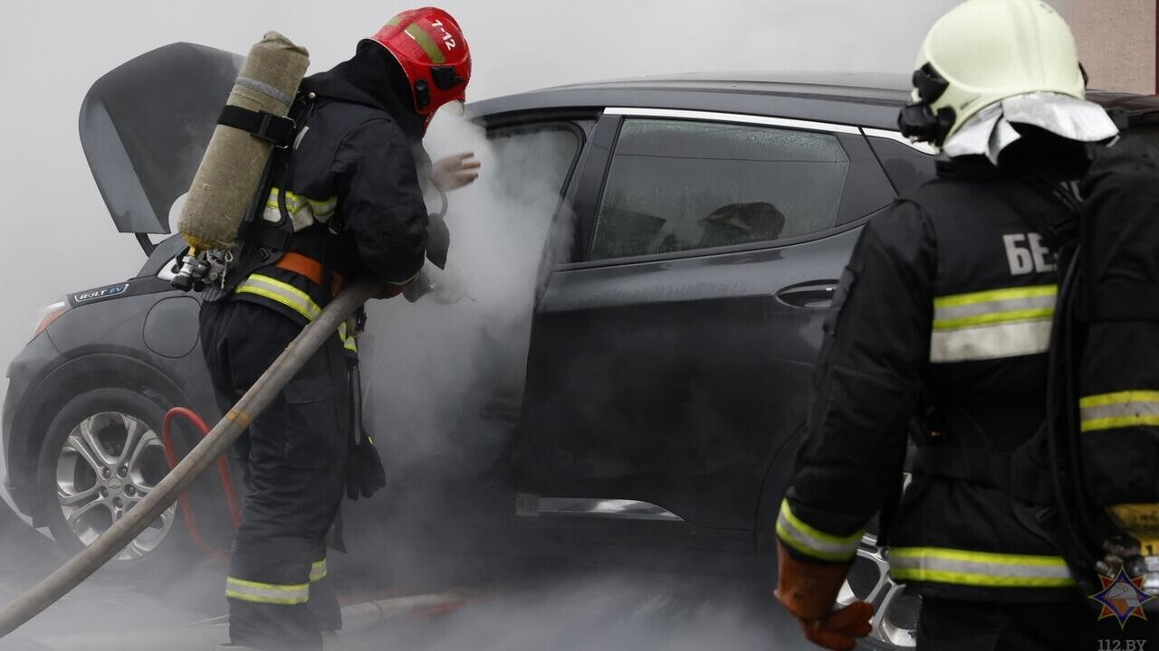 Электромобиль загорелся в Минске – фото