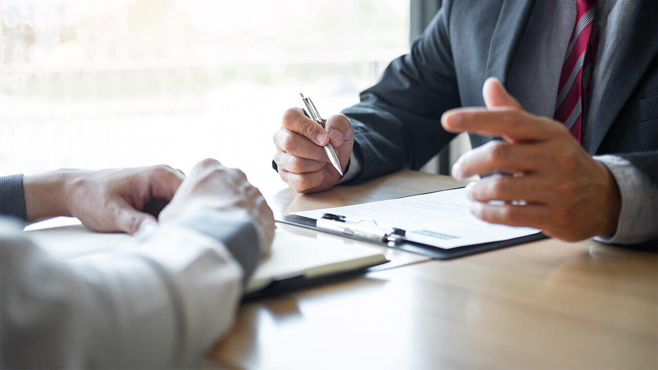 Можно ли продлить контракт с работником на срок менее года?