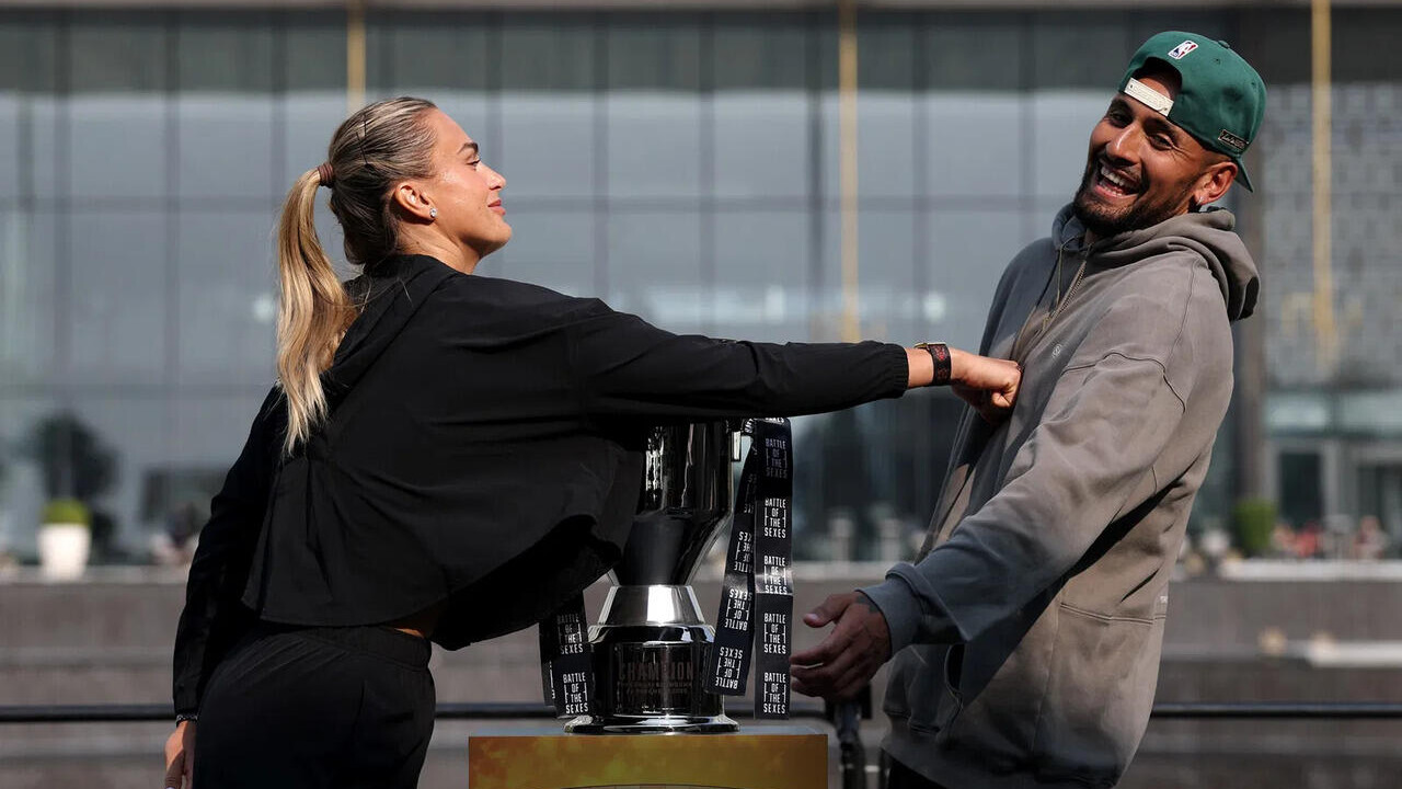 «Битва полов». Арина Соболенко уступила теннисисту-мужчине, но заработала не менее 1,5 млн долларов